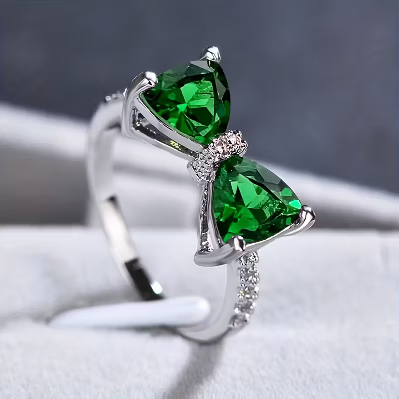 Mila | Emerald Bow Ring